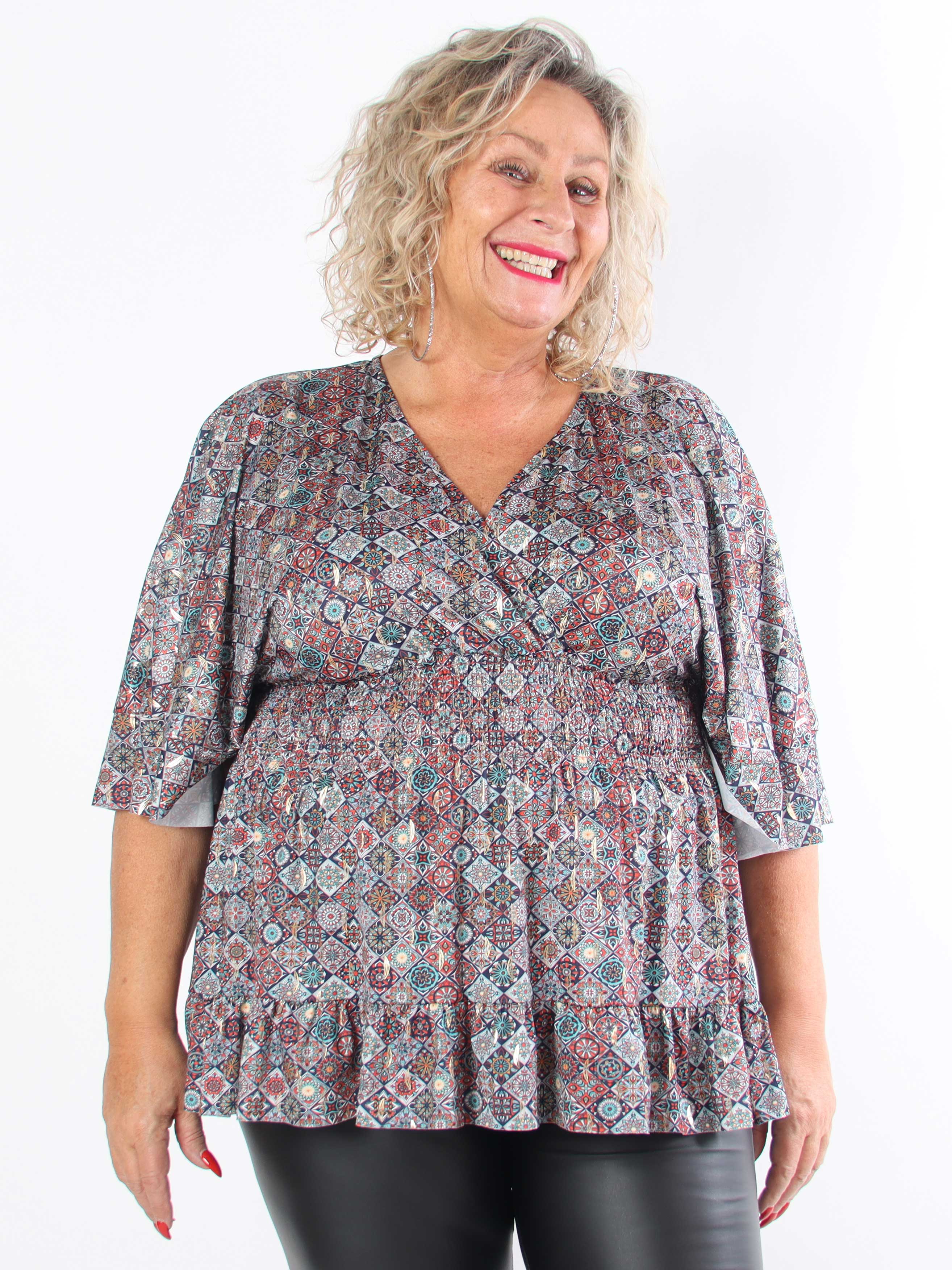 Pamela Mosaic Shirt - Elastisk plus size tunika med smock og flæser